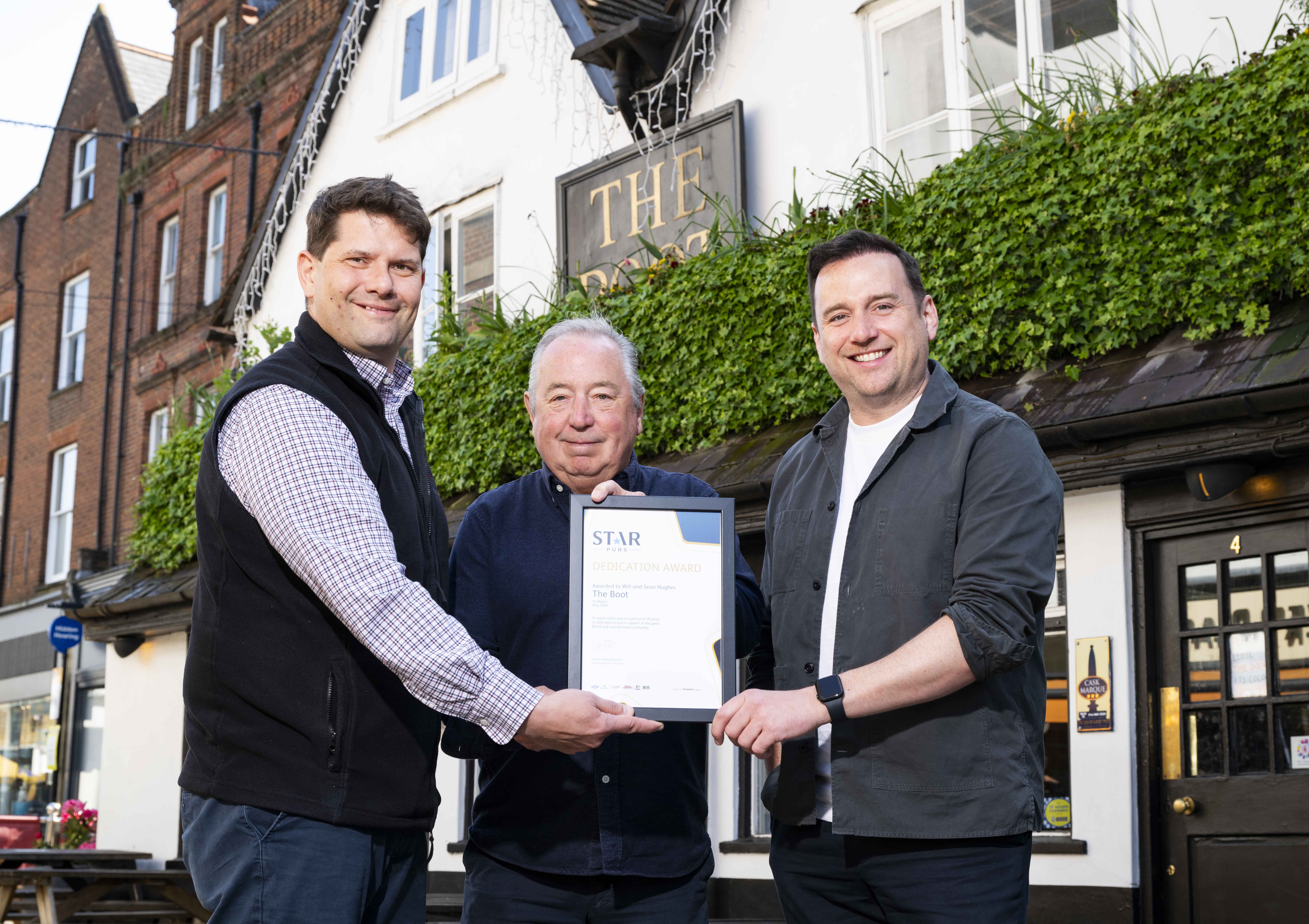 PUBLICANS OF LANDMARK ST ALBANS PUB HONOURED WITH AWARD FOR THEIR COMMUNITY CONTRIBUTION